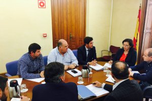 En la imagen, reunión de la delegada Gracia Fernández con los alcaldes Francisco Góngora y Eugenio Gonzálvez, presidentes de los consorcios de gestió