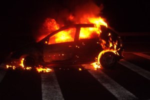 El vehículos fue calcinado por las llamas.