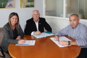 La concejala de Sanidad, Julia Barranco, reunida ayer con los representantes del Colegio de Veterinarios