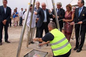 El exconsejero Alonso colocando la primera piedra de la Escuela de Golf, año 2014