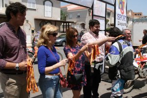 Entregando las medallas.