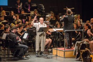 Pepe Viyuela en un momento del recital, junto a la Agrupación San Indalecio.