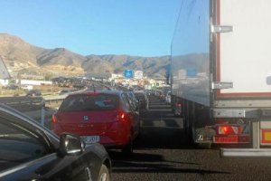 Atasco registrado una mañana en la A-7, tras el cierre de El Cañarete.