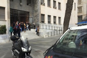 La acusación y los familiares a la salida del Palacio de Justicia