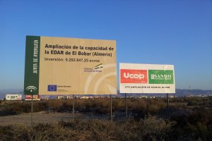 Foto del cartel de las obras de la depuradora