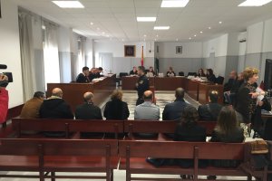 Los acusados sentados en el banquillo en la sala de vistas