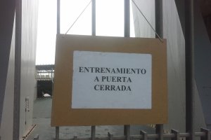 Cartel de puerta cerrada.