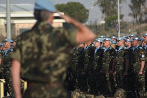 El general jefe saluda a los miembros de la tercera rotación, formados en el Aeropuerto de Almería