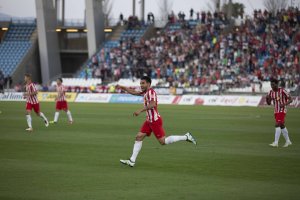 Chuli corre buscando a Soriano tras su gol.