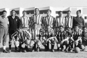 Miguel carmona llobregat, ‘el Jarropo’, con su chandal de trabajo, en cuclillas, con la formación del Hispania de 1963, junto a Claudio (masajista) y