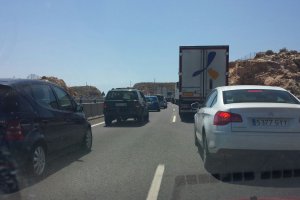 Fotografía tomada desde un coche en pleno atasco en la A-7 a la altura de Roquetas.