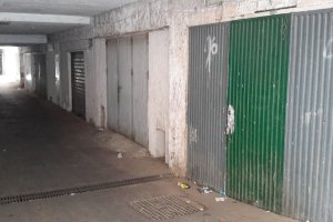 Galería en la que se han construido los garajes y trasteros ilegales en la zona de El Puche Sur.