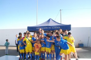 Los jugadores en la entrega de trofeos junto a la alcaldesa.