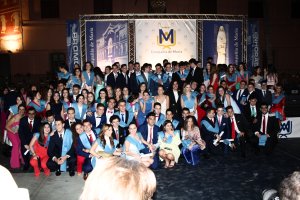 Los ciento treinta y siete alumnos del Colegio Compañía de María, tras la ‘puesta de bandas’ que tuvo lugar en el centro educativo, tras concluir con
