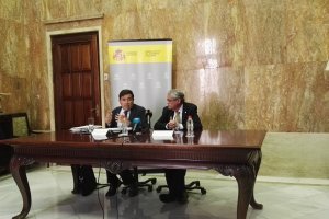 Carlos Cabanas con el subdelegado del Gobierno en Almería