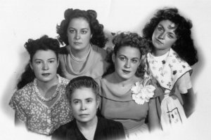 Las hermanas Bautista con su madre retratadas por Luis Guerry en los años cincuenta.