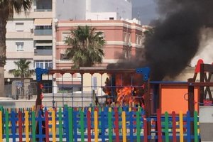 Imagen del camión ardiendo esta mañana en Adra.