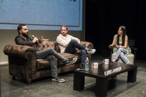 De ‘cuerpo de élite’, Adolfo Valor, guionista, y Joaquín Mazón, director, charlando en el escenario del Teatro Apolo con la periodista Rocío Sierra.