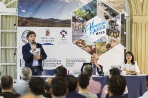 Perico Delgado con Gabriel Amat y Ángeles Martínez.