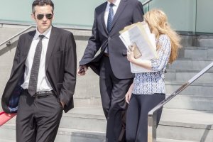 La ex secretaria del Patronato de Turismo se oculta tras documentos a la salida de los juzgados de la capital