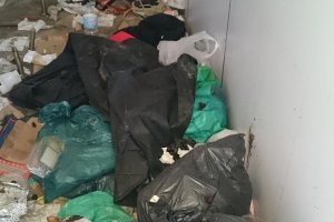 Basura acumulada en una caseta de playa