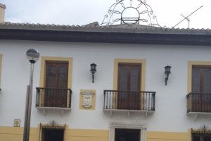 La alcaldesa junto al nuevo vehículo.