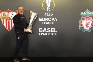 Víctor Mañas con una nueva Europa League.