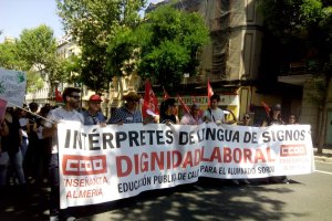 Intérpretes de Lengua de Signos de Almería en la marcha de Sevilla.