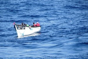 Una patera en el mar de Alborán en una imagen de archivo.
