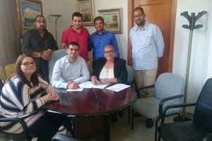 Momento de la firma del acuerdo entre el Ayuntamiento y la Federación.