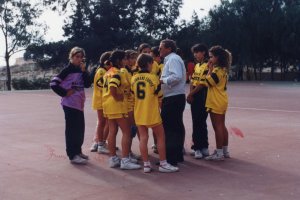 Chicas del Europa en la pista donde nacía el club y luego la Escuela de Balonmano.