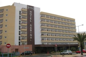 El Sabinal  cuenta con 522 habitaciones en la Avenida de las Gaviotas de Roquetas de Mar.