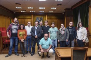 Reunión de Antonio J. Rodríguez y Enrique Iznaola con cortometrajistas almerienses.