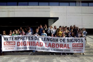 Intérpretes de Lengua de Signos se concentran ante la delegación de Educación.