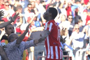 Kalu Uche celebra el gol ante el Bilbao Athletic.