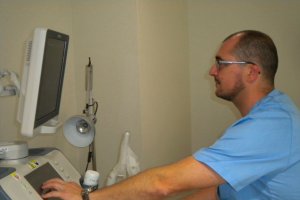 El doctor Iván Giménez Peralta en su consulta.