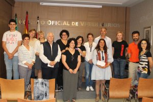 Foto de familia en la que el presidente de los veterinarios acompaña a los premiados.