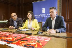 La diputada Ángeles Martínez en la presentación.