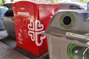 Contenedor de Cáritas en el barrio almeriense de Cortijo Grande.