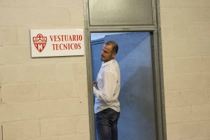 En la puerta de su vestuario.