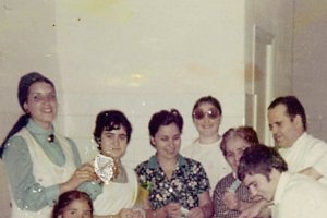 Adolfo elaborando los helados con su familia en la fábrica que tenía en la calle Alborán.