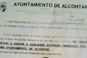 Documento firmado por el alcalde de Alcóntar.