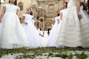 Niñas vestidas de Comunión el día del Corpues Christi.