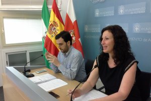 Los concejales Carlos Sánchez y María Vázquez, en rueda de prensa.