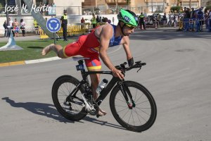 Jairo subiendo a la bicicleta.