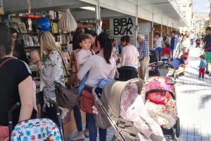 Ambiente familiar el domingo por la mañana en la Feria del Libro.