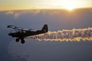 UNA AVIONETA lanza sustancias sobre los campos de cultivo, en una imagen de archivo.