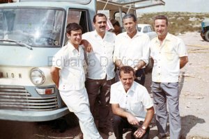 La furgoneta DKV celeste fue célebre en el rodaje de las películas. Junto a ella, en la foto aparecen, de izquierda a derecha: Diego ‘el chocolate’, 
