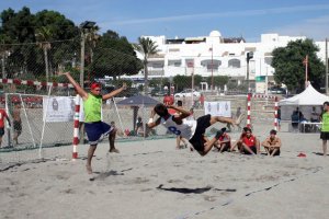 Javi Castillo en el aire a punto de lanzar a portería.