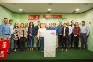 Alcaldes y representantes socialistas han estado este lunes presentes en la rueda de prensa de Adela Segura.